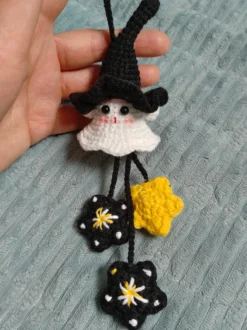 Porte-clés en peluche fantôme tricoté à la main pour Halloween breloque pour sac à dos et décoration de voiture
