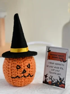 Poupée tête de citrouille tricotée à la main pour Halloween décoration de table avec chapeau amovible et carte-cadeau Amigurumi