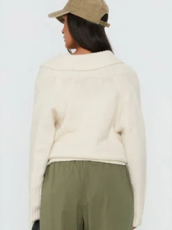 Pull cache-cœur en maille à col V pour femme manches longues et manches longues avec liens sur le côté.