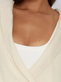 Pull cache-cœur en maille à col V pour femme manches longues et manches longues avec liens sur le côté.