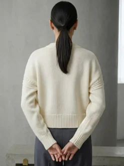 Pull court à col rond épaules tombantes manches longues coupe ample couleur unie pour femme
