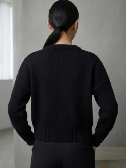 Pull court à col rond épaules tombantes manches longues coupe ample couleur unie pour femme