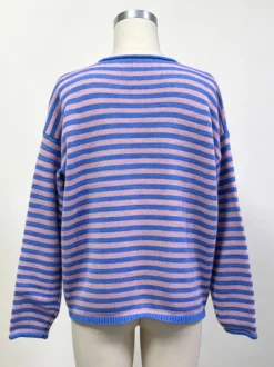 Pull court rayé à manches longues en maille pour femme col rond épaules tombantes coupe décontractée.