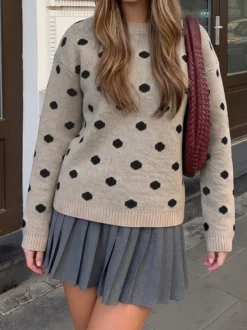 Pull en maille à pois noirs col rond oversize