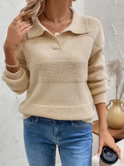 Pull en maille texturée à rayures gaufrées et col polo à demi-boutons