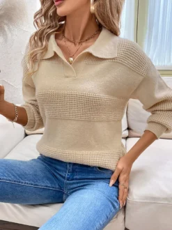 Pull en maille texturée à rayures gaufrées et col polo à demi-boutons