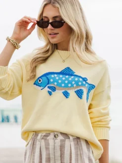 Pull femme à col rond en maille brodée de poissons manches longues coupe ample et décontractée.