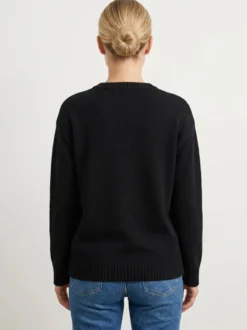 Pull femme à col rond en maille brodée de poissons manches longues coupe ample et décontractée.