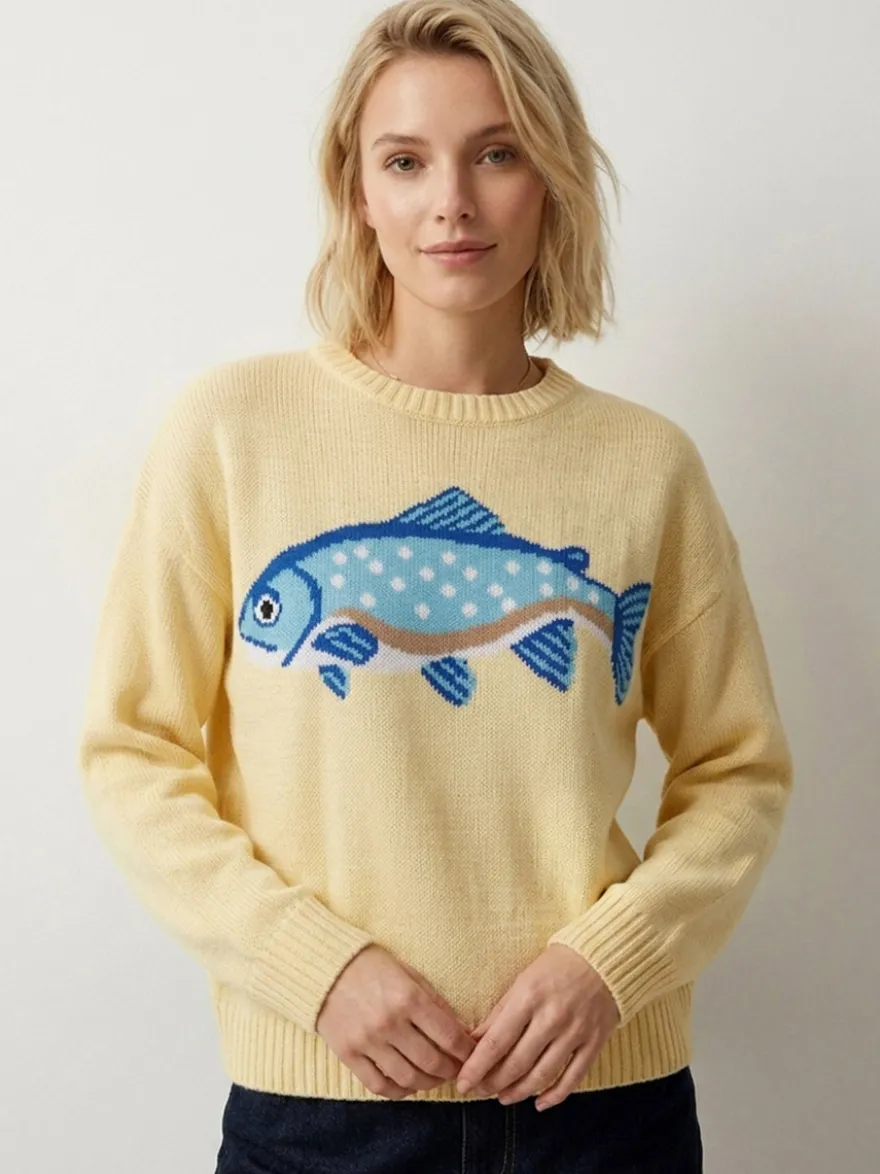 Pull femme à col rond en maille brodée de poissons manches longues coupe ample et décontractée.