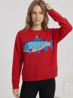 Pull femme à col rond en maille brodée de poissons manches longues coupe ample et décontractée.