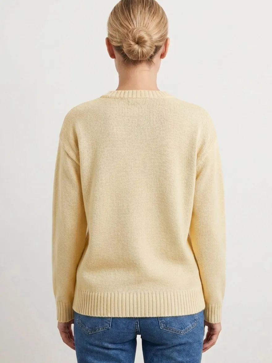 Pull femme à col rond en maille brodée de poissons manches longues coupe ample et décontractée.