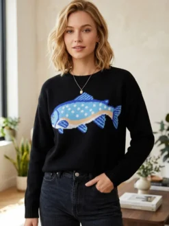 Pull femme à col rond en maille brodée de poissons manches longues coupe ample et décontractée.