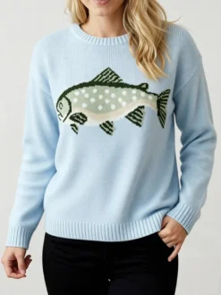 Pull femme à col rond en maille brodée de poissons manches longues coupe ample et décontractée.