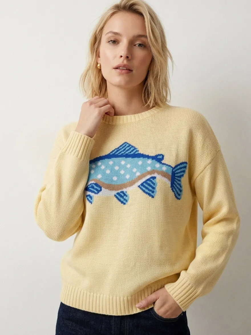Pull femme à col rond en maille brodée de poissons manches longues coupe ample et décontractée.