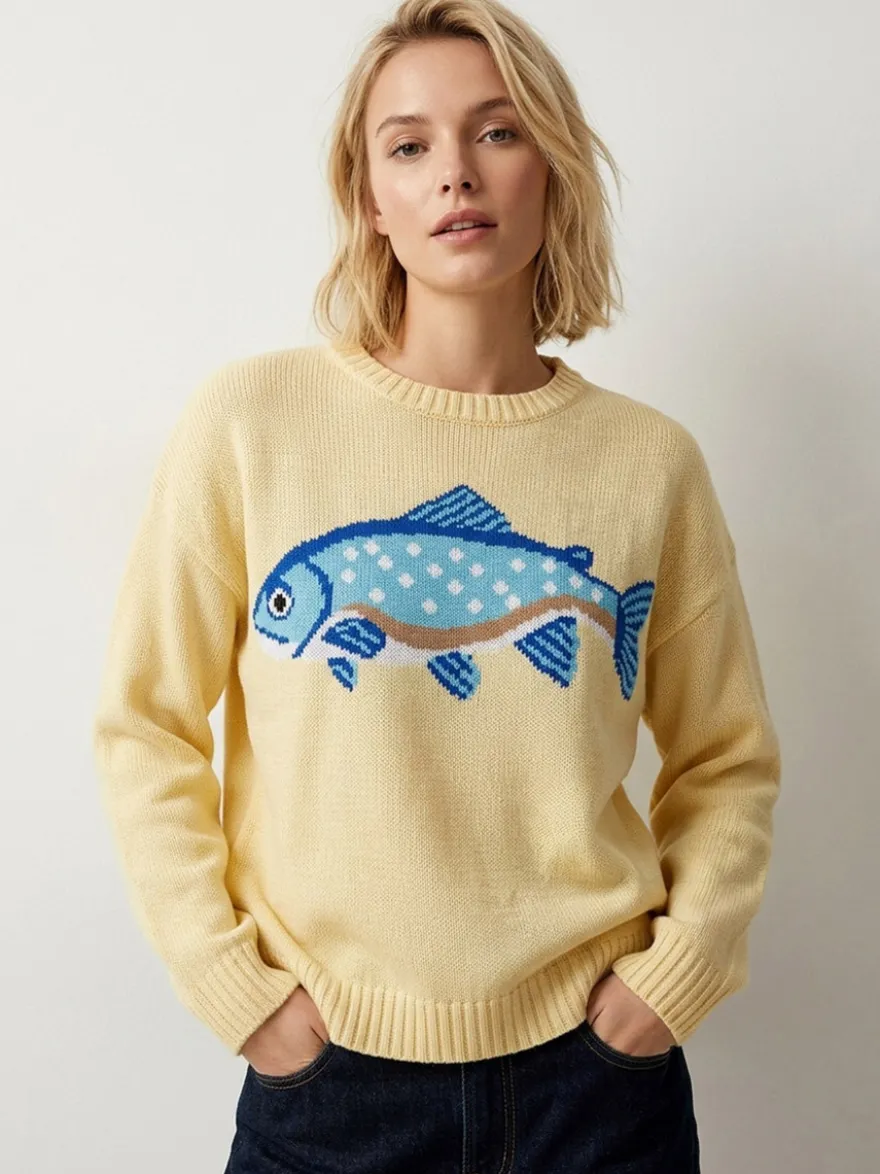 Pull femme à col rond en maille brodée de poissons manches longues coupe ample et décontractée.