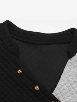 Pull-over à manches longues matelassées col montant boutonnage asymétrique diagonal et color block