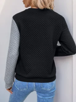 Pull-over à manches longues matelassées col montant boutonnage asymétrique diagonal et color block