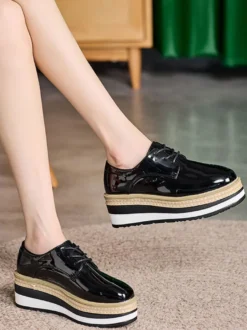 Richelieus en cuir verni à bout rond et talon compensé pour femme