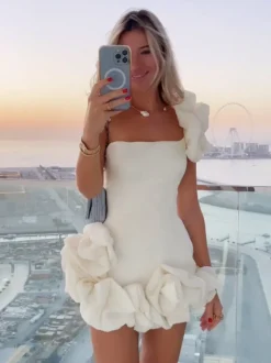 Robe blanche chic mini dos nu à volants et fermeture éclair sans manches et bustier idéale pour une soirée en amoureux.