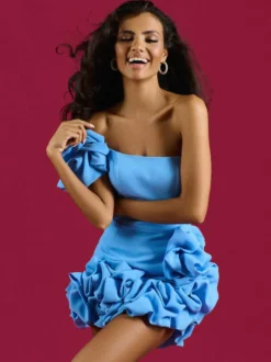 Robe blanche chic mini dos nu à volants et fermeture éclair sans manches et bustier idéale pour une soirée en amoureux.