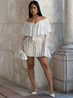 Robe blanche chic mini en dentelle à manches longues et épaules dénudées idéale pour un rendez-vous galant.