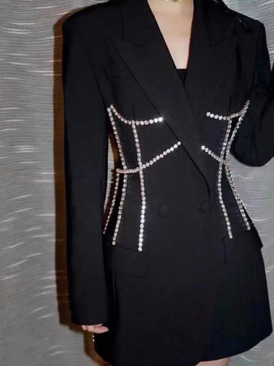 Robe blazer courte pour femme avec revers cranté strass et chaîne découpée