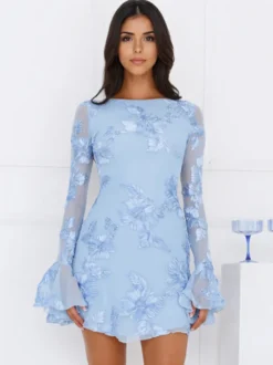 Robe bleu clair brodée de fleurs manches cloche et dos nu automne 2026