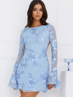 Robe bleu clair brodée de fleurs manches cloche et dos nu automne 2026