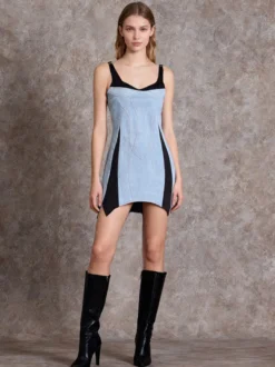 Robe bleue mini sans manches à col rond et taille haute idéale pour tous les jours.