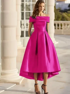 Robe cocktail courte élégante en satin à épaules dénudées longueur thé.