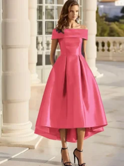 Robe cocktail courte élégante en satin à épaules dénudées longueur thé.