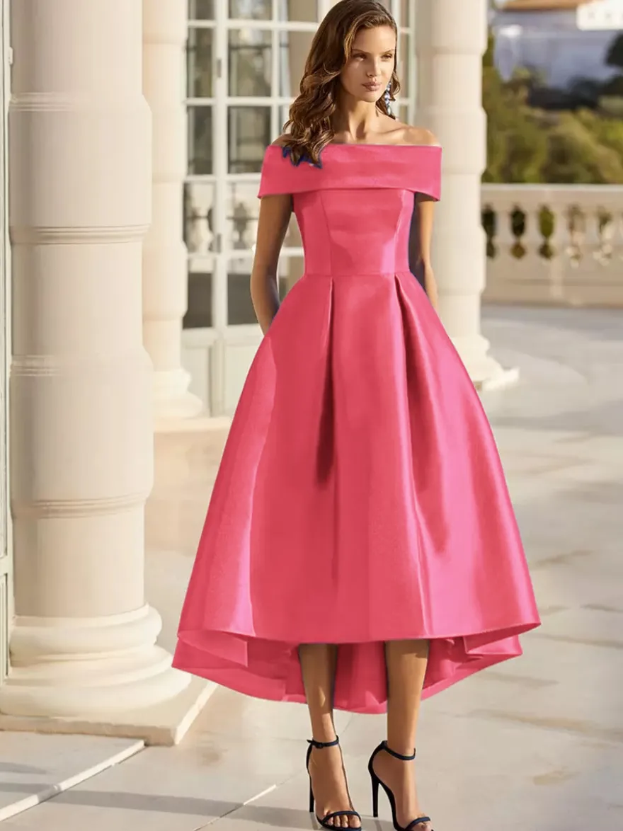 Robe cocktail courte élégante en satin à épaules dénudées longueur thé.