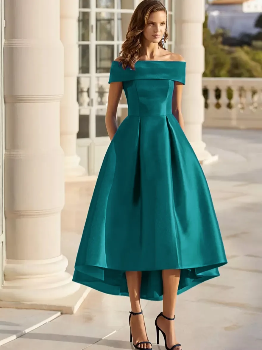 Robe cocktail courte élégante en satin à épaules dénudées longueur thé.