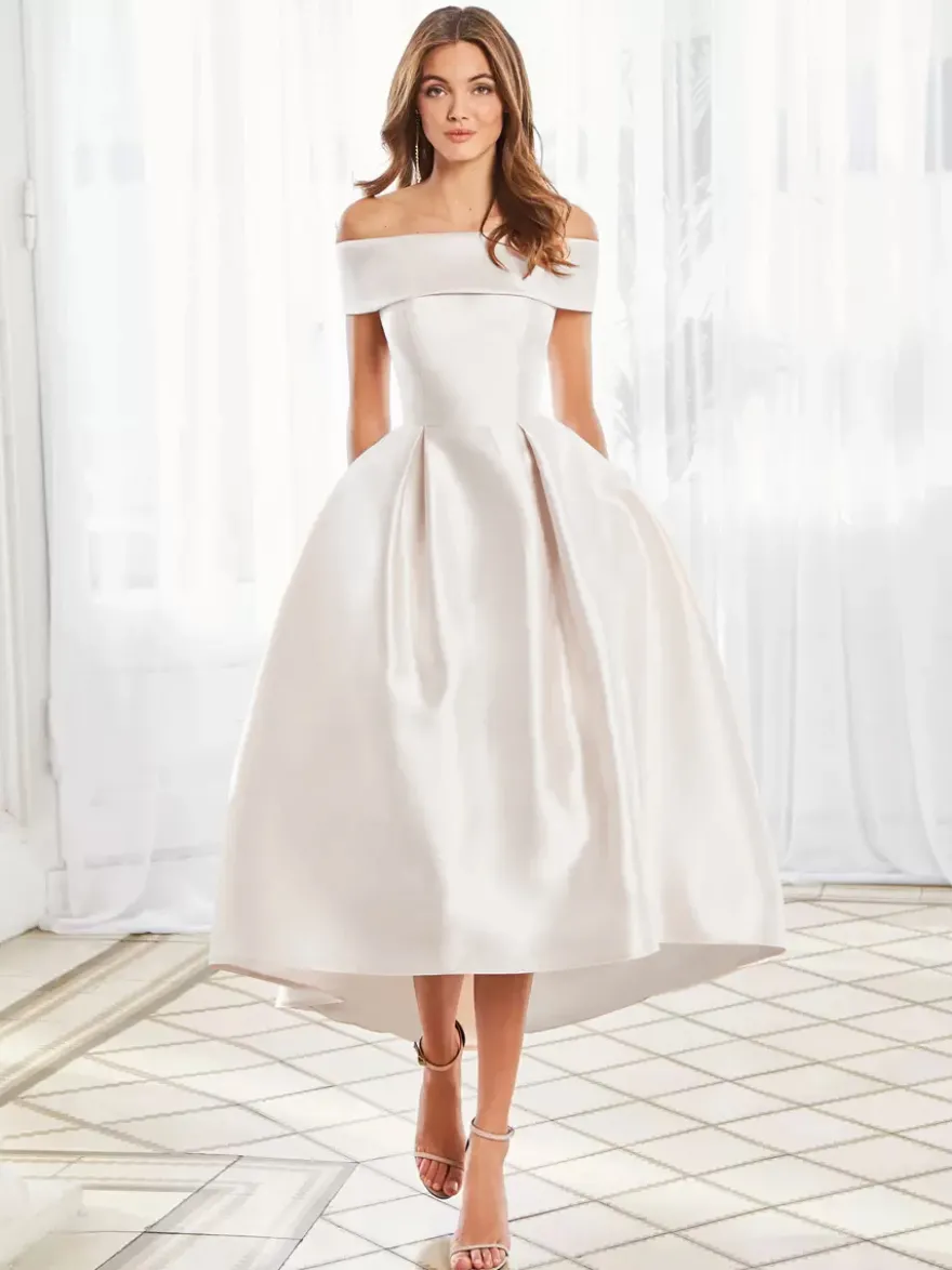 Robe cocktail courte élégante en satin à épaules dénudées longueur thé.