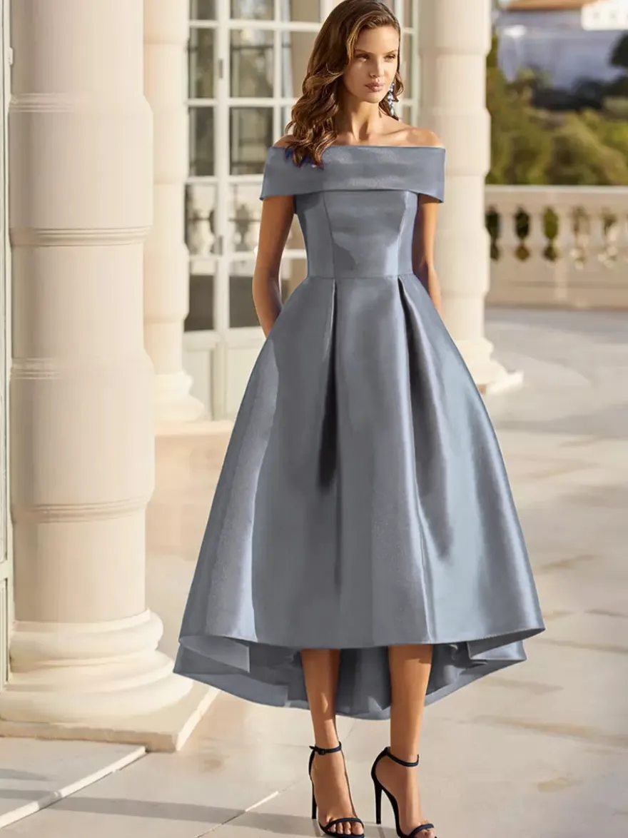Robe cocktail courte élégante en satin à épaules dénudées longueur thé.