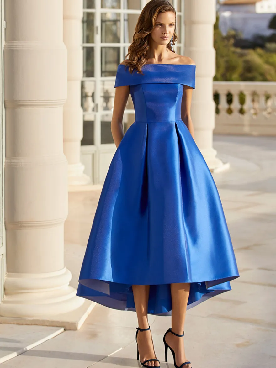 Robe cocktail courte élégante en satin à épaules dénudées longueur thé.
