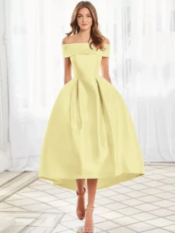 Robe cocktail courte élégante en satin à épaules dénudées longueur thé.