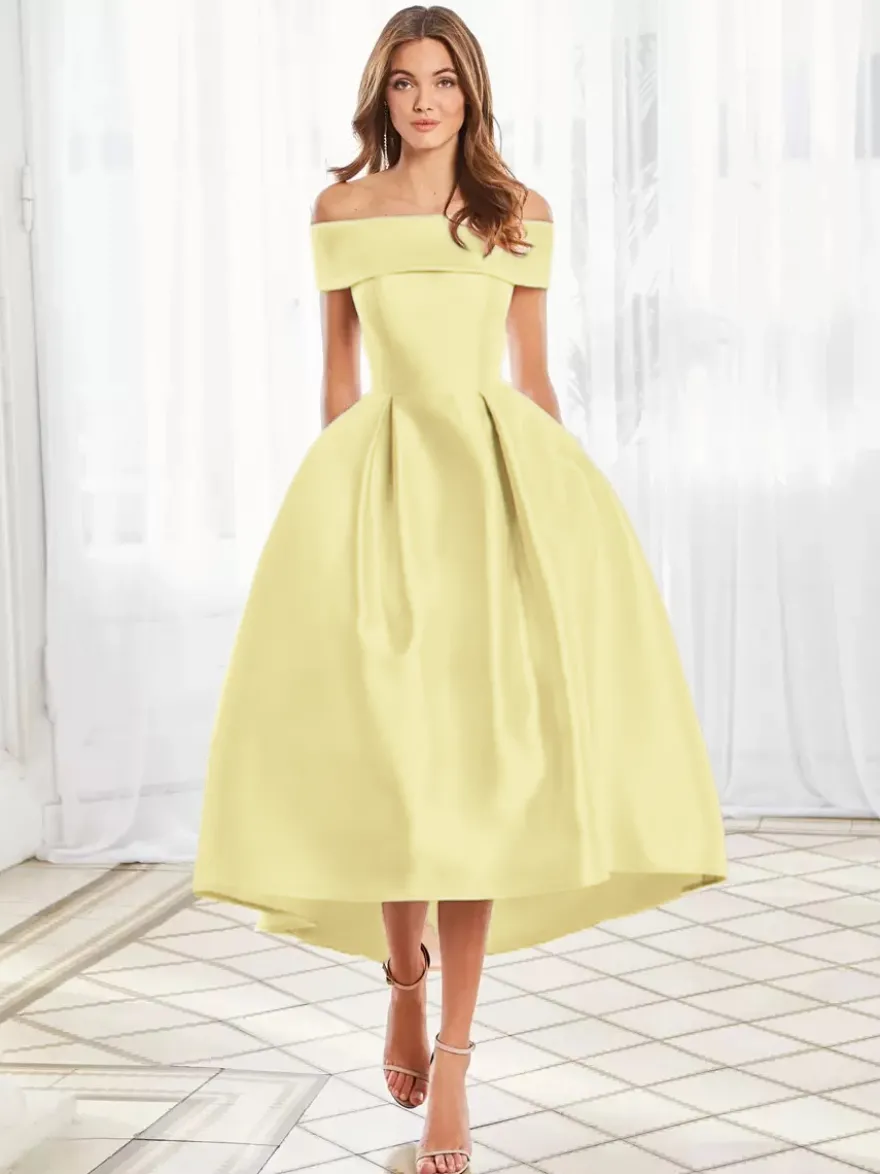 Robe cocktail courte élégante en satin à épaules dénudées longueur thé.