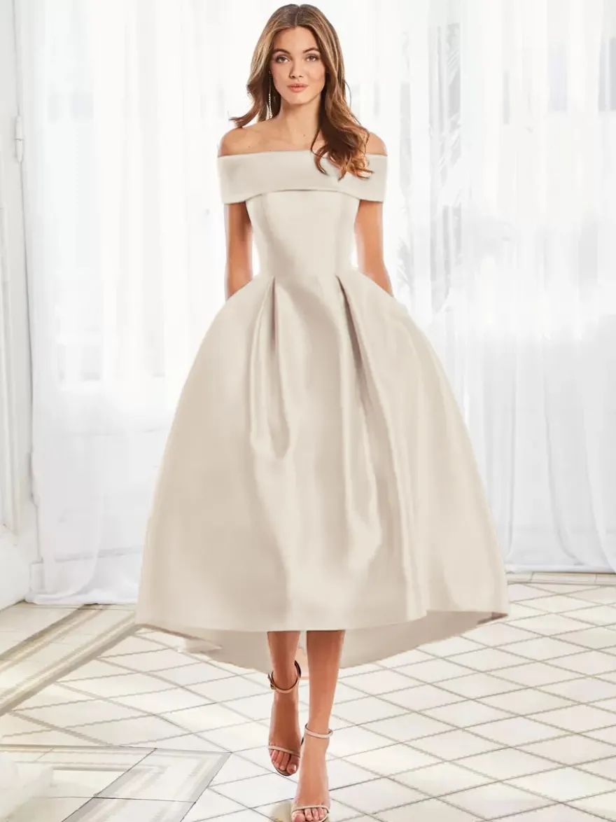 Robe cocktail courte élégante en satin à épaules dénudées longueur thé.