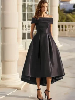Robe cocktail courte élégante en satin à épaules dénudées longueur thé.