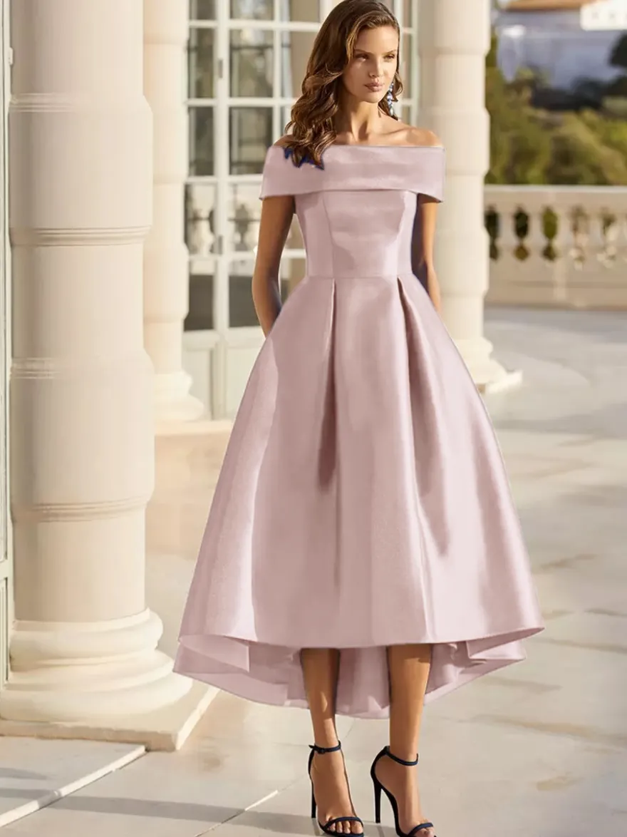 Robe cocktail courte élégante en satin à épaules dénudées longueur thé.