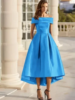 Robe cocktail courte élégante en satin à épaules dénudées longueur thé.