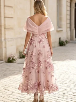 Robe cocktail élégante en dentelle coupe trapèze longueur cheville col en V idéale pour une invitée de mariage.