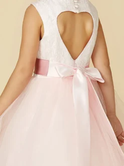 Robe cortège enfant col rond dos en coeur avec ceinture