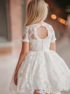 Robe cortège enfant courte col rond manche courte boutonnée sur dos
