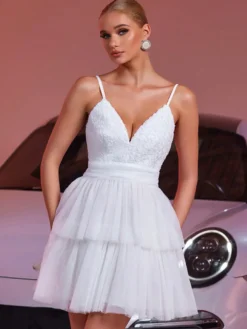 Robe courte blanche à col en V et fleurs pour soirée 2026