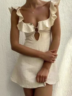 Robe courte crème à volants et col carré pour femme