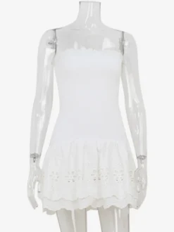 Robe courte en dentelle ajourée pour femme - Robe bustier blanche à volants et smocks - Idéale pour les vacances d'été à la plage 2026