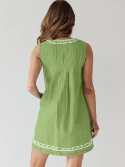 Robe courte en jean brodée pour femme - Robe d'été décontractée à col en V et noué sur le devant coupe babydoll avec poches - Vacances d'été à la plage 2026