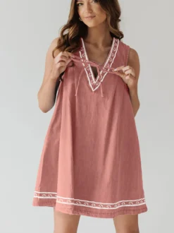 Robe courte en jean brodée pour femme - Robe d'été décontractée à col en V et noué sur le devant coupe babydoll avec poches - Vacances d'été à la plage 2026